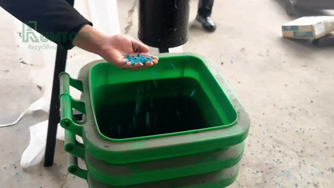 Single-Shaft Shredder Demonstrating Plastic Trash Bin Shredding-video