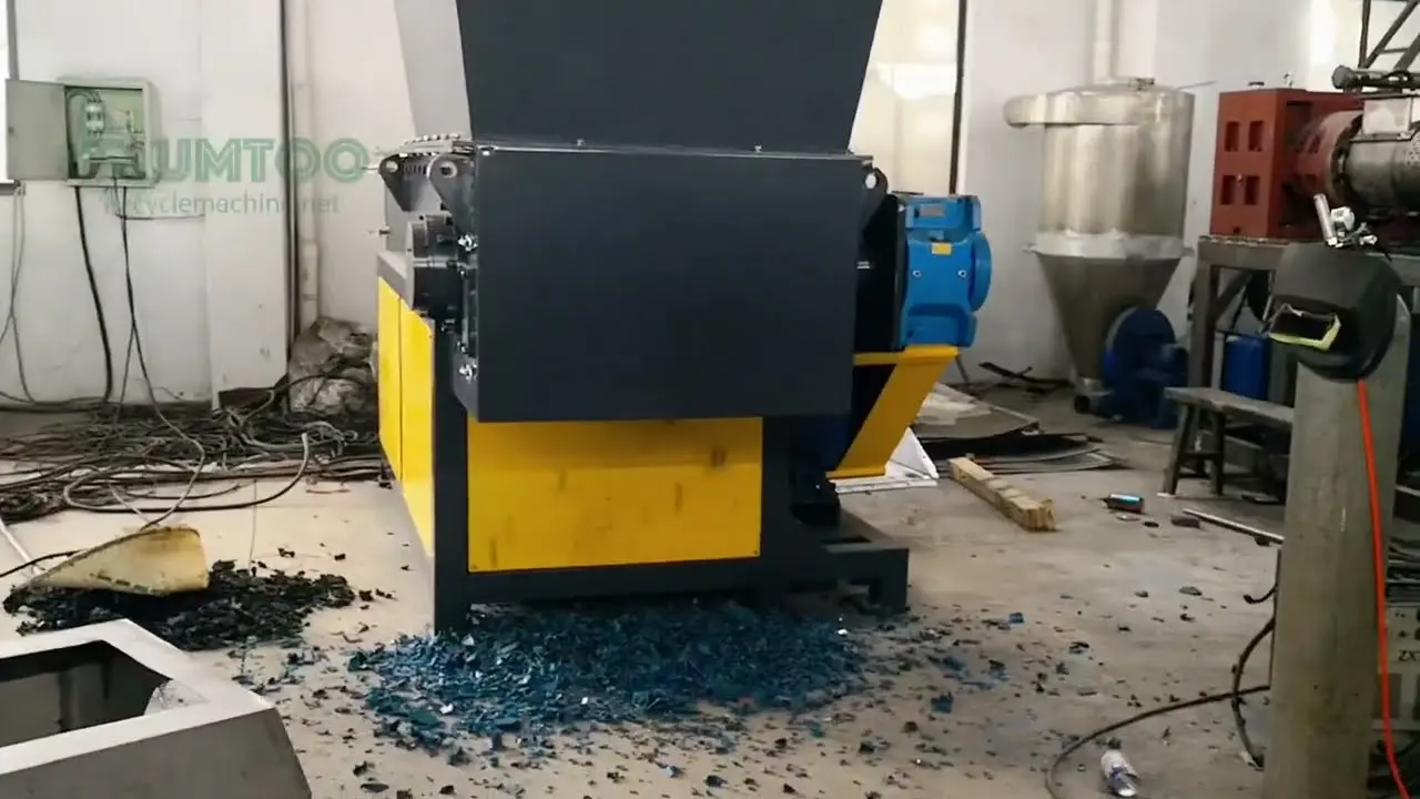 Single-Shaft Shredder in Action: Shredding Plastic Pallets-video